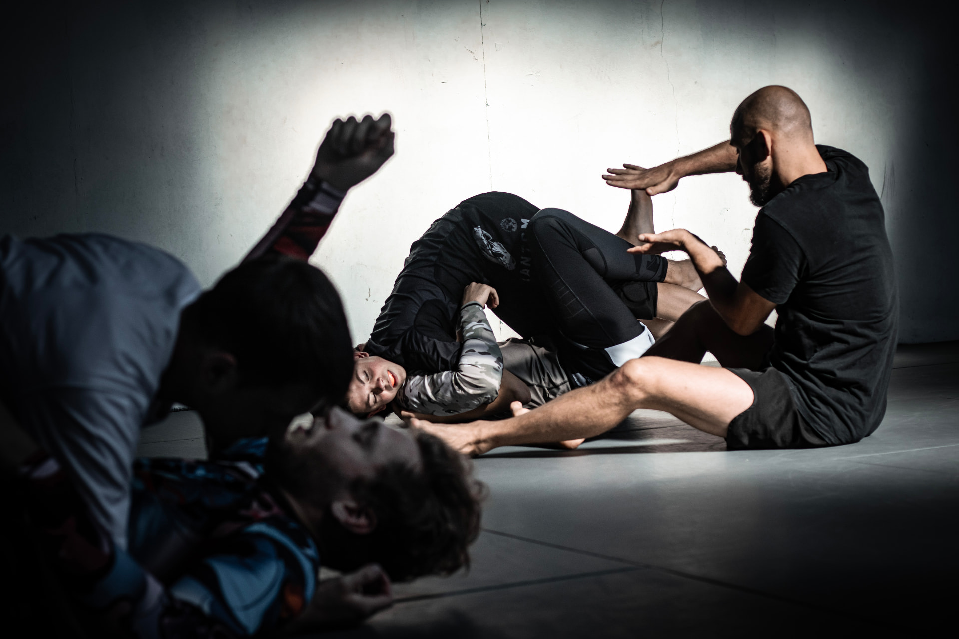 A group training and rolling together during a workshop